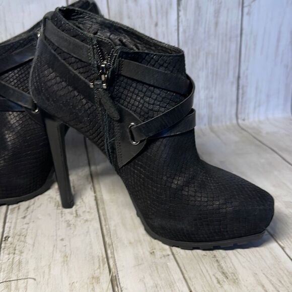 Guess High Heels Womens 7 M Strap Stiletto Side Zips Black Snake Print Leather - Picture 4 of 10